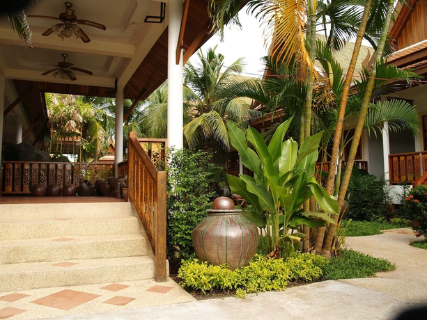 Imagen de los exteriores del Hotel Bangtao Village Resort. Foto 9