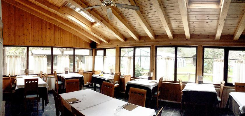 Imagen del bar/restaurante del Hotel Banhs De Tredos. Foto 2