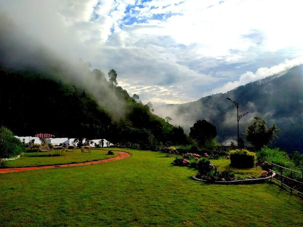 Imagen general del Hotel Banjara Mountain Retreat Chail Hills. Foto 14