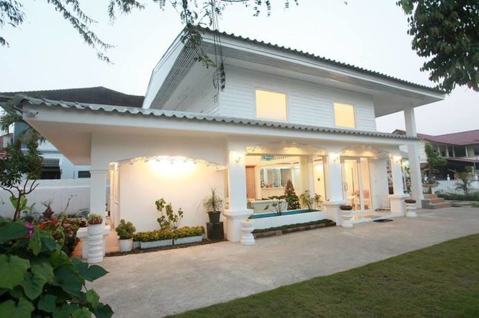 Imagen de los exteriores del Hotel Banlomnow. Foto 12