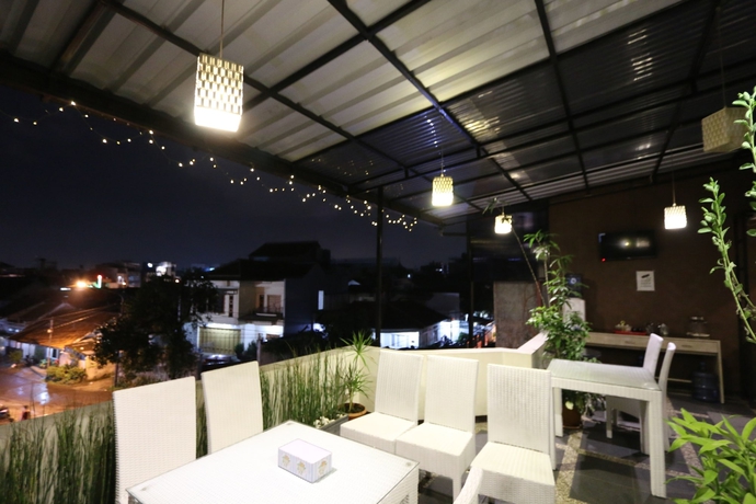 Imagen de los exteriores del Hotel Bantal Guling Pasar Baru Bandung. Foto 14