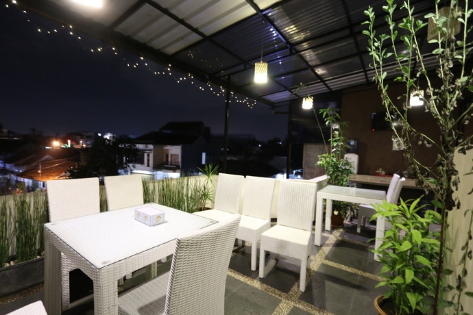 Imagen de los exteriores del Hotel Bantal Guling Pasar Baru Bandung. Foto 15