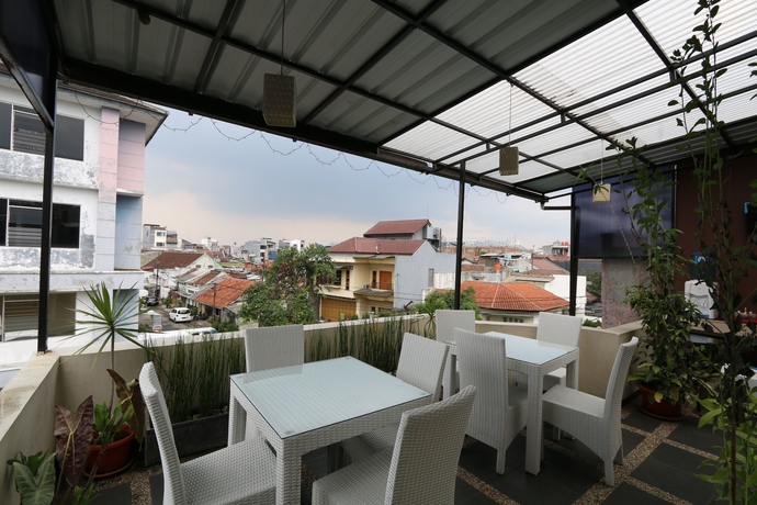 Imagen de los exteriores del Hotel Bantal Guling Pasar Baru Bandung. Foto 16