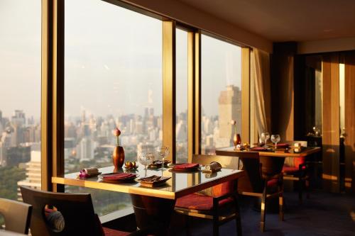 Imagen del bar/restaurante del Hotel Banyan Tree Bangkok. Foto 10