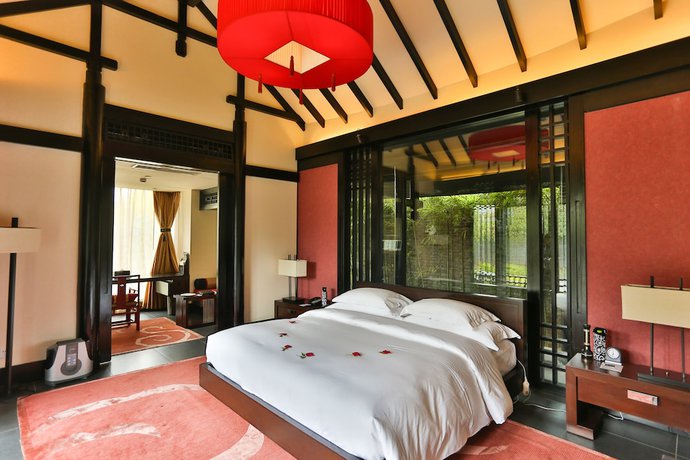 Imagen de la habitación del Hotel Banyan Tree Lijiang. Foto 8
