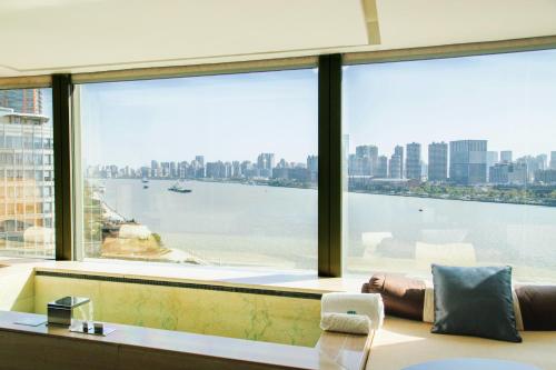 Imagen de la habitación del Hotel Banyan Tree Shanghai On The Bund. Foto 11