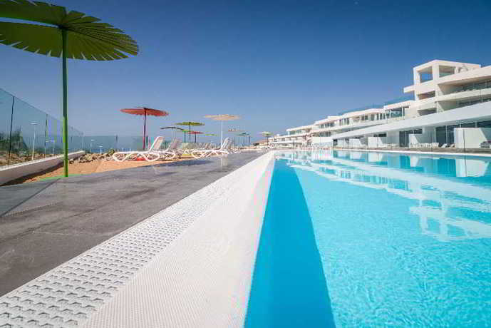 Imagen de la piscina del Hotel Baobab Suites. Foto 20