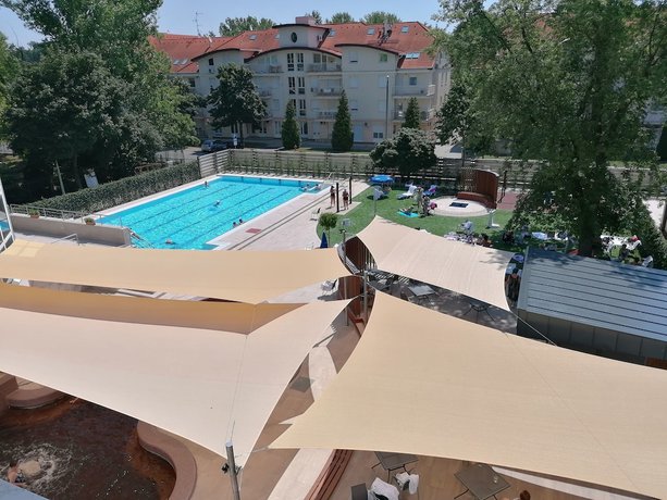Imagen de la piscina del Hotel Bar&aacute;ts&aacute;g Hajd&uacute;szoboszl&oacute; Superior. Foto 16