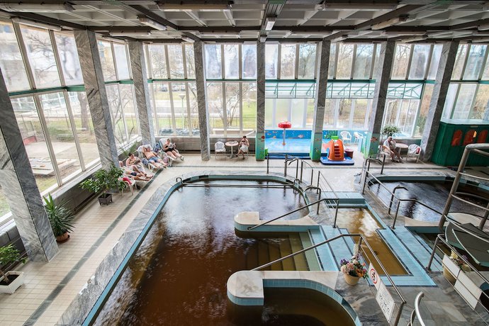 Imagen de la piscina del Hotel Bar&aacute;ts&aacute;g Hajd&uacute;szoboszl&oacute; Superior. Foto 20