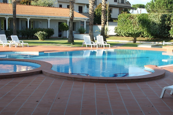 Imagen de la piscina del Hotel Barbarella. Foto 15