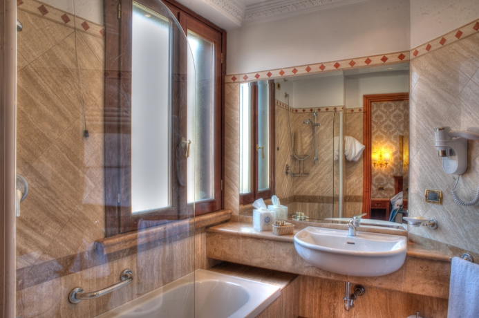 Imagen de la habitación del Hotel Barberini. Foto 10