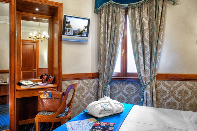 Imagen de la habitación del Hotel Barberini. Foto 13