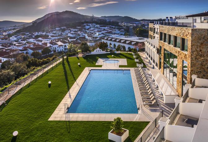 Imagen de la piscina del Hotel Barcelo Aracena. Foto 12