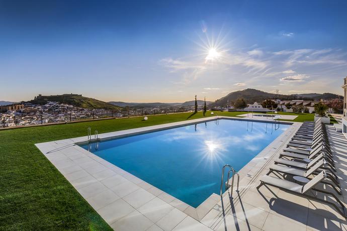 Imagen de la piscina del Hotel Barcelo Aracena. Foto 13