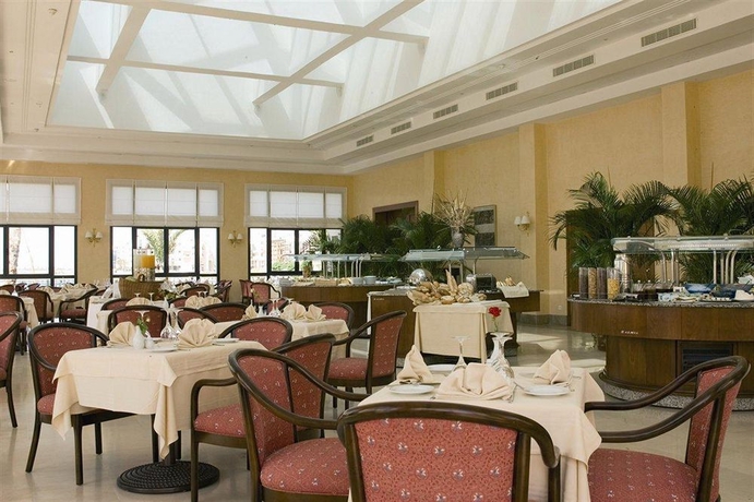 Imagen del bar/restaurante del Hotel Barcelo Concorde Les Berges Du Lac. Foto 3