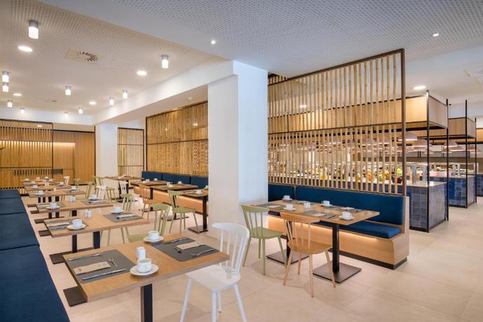 Imagen del bar/restaurante del Hotel Barcelo Lanzarote Active Resort. Foto 8