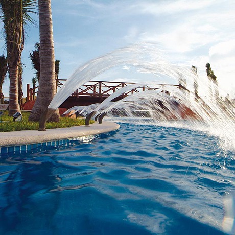 Imagen de la piscina del Hotel Barcelo Maya Colonial and Maya Tropical. Foto 7