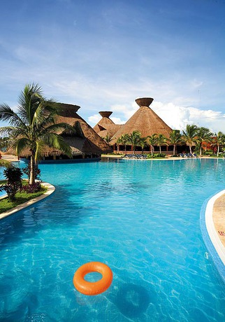 Imagen de la piscina del Hotel Barcelo Maya Colonial and Maya Tropical. Foto 8