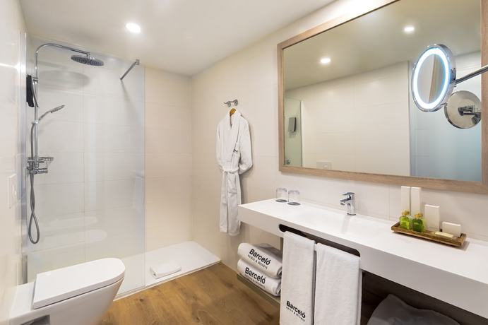 Imagen de la habitación del Hotel Barcelo Santiago. Foto 15