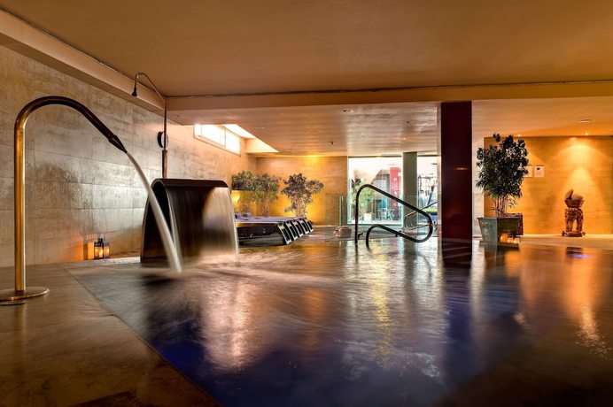 Imagen de la piscina del Hotel Barcelo Santiago. Foto 23