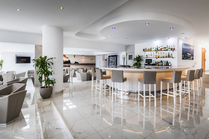 Imagen del bar/restaurante del Hotel Barcelo Santiago. Foto 4