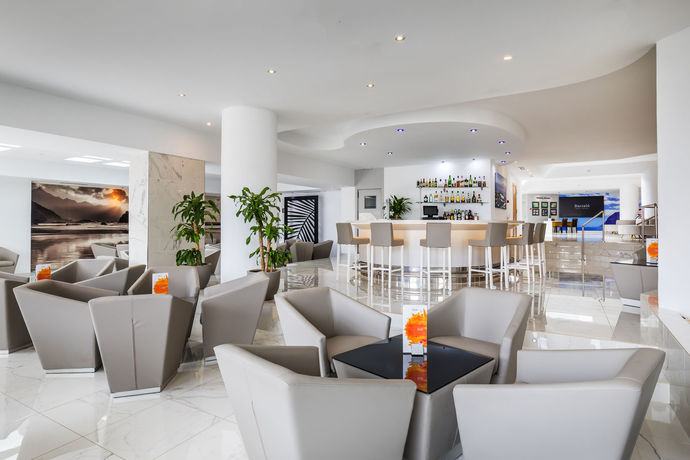 Imagen del bar/restaurante del Hotel Barcelo Santiago. Foto 5