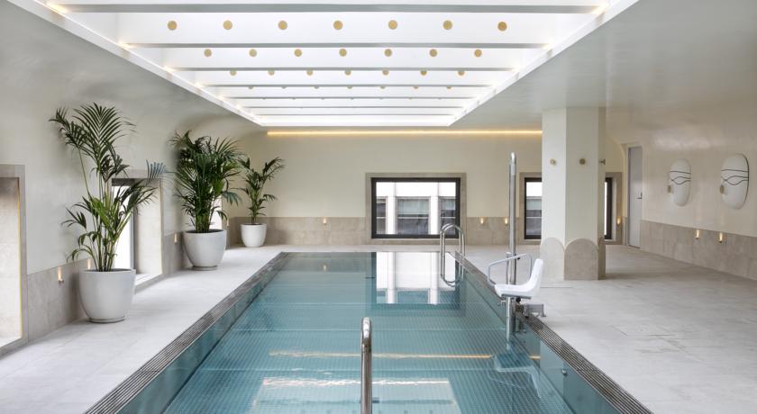 Imagen de la piscina del Hotel Barcelo Torre De Madrid. Foto 13