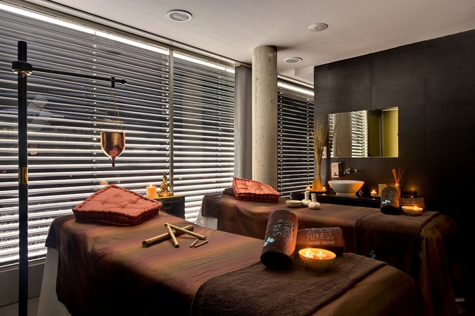 Imagen de la piscina del Hotel Barcelo Valencia. Foto 15