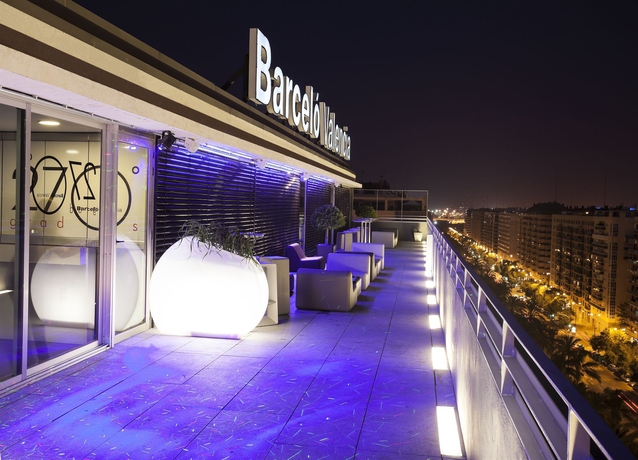 Imagen de la piscina del Hotel Barcelo Valencia. Foto 16