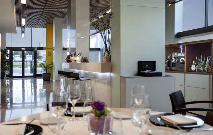 Imagen del bar/restaurante del Hotel Barcelo Valencia. Foto 4