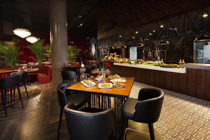 Imagen del bar/restaurante del Hotel Barceló Al Jaddaf. Foto 15