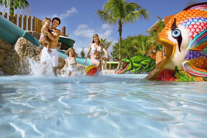 Imagen de la piscina del Hotel Barceló Bávaro Palace - All Inclusive. Foto 31