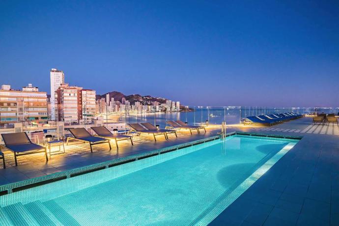 Imagen de la piscina del Hotel Barcel&oacute; Benidorm Beach - Adults Recommended. Foto 17