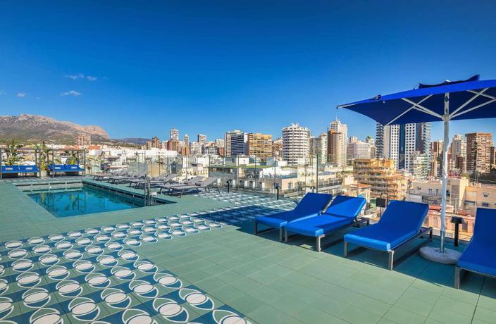 Imagen de la piscina del Hotel Barcel&oacute; Benidorm Beach - Adults Recommended. Foto 19