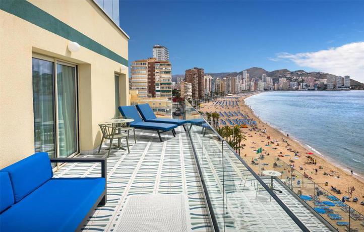 Imagen de la piscina del Hotel Barcel&oacute; Benidorm Beach - Adults Recommended. Foto 20