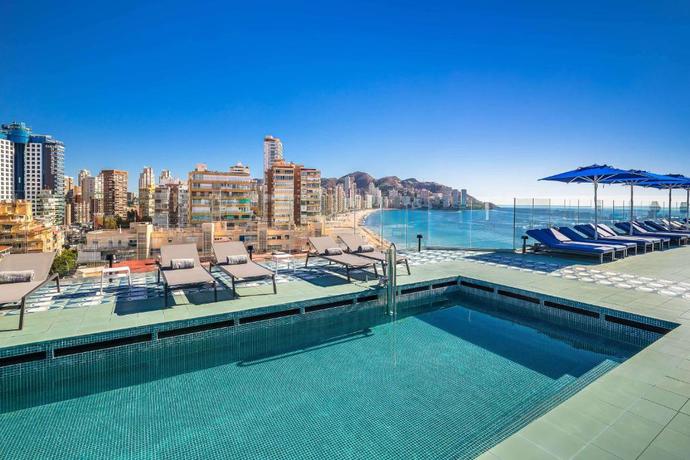 Imagen de la piscina del Hotel Barcel&oacute; Benidorm Beach - Adults Recommended. Foto 21