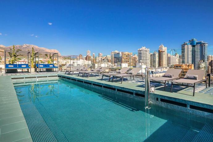 Imagen de la piscina del Hotel Barcel&oacute; Benidorm Beach - Adults Recommended. Foto 22