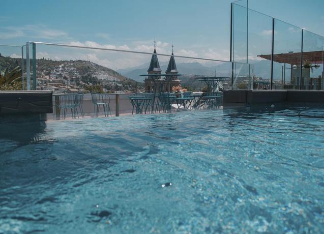 Imagen de la piscina del Hotel Barceló Carmen Granada. Foto 22