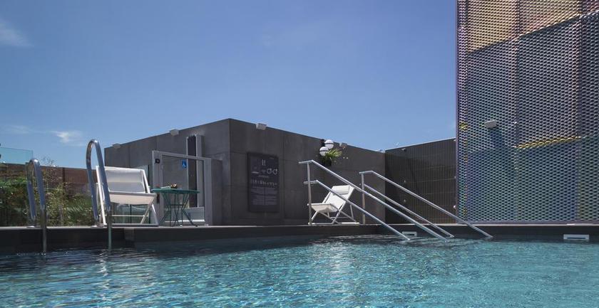 Imagen de la piscina del Hotel Barceló Carmen Granada. Foto 23