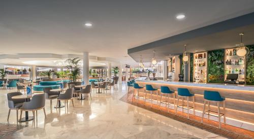 Imagen del bar/restaurante del Hotel Barceló Corralejo Bay - Adults Only. Foto 3