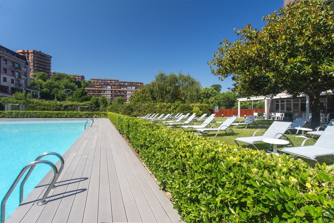 Imagen de la piscina del Hotel Barceló Costa Vasca. Foto 14