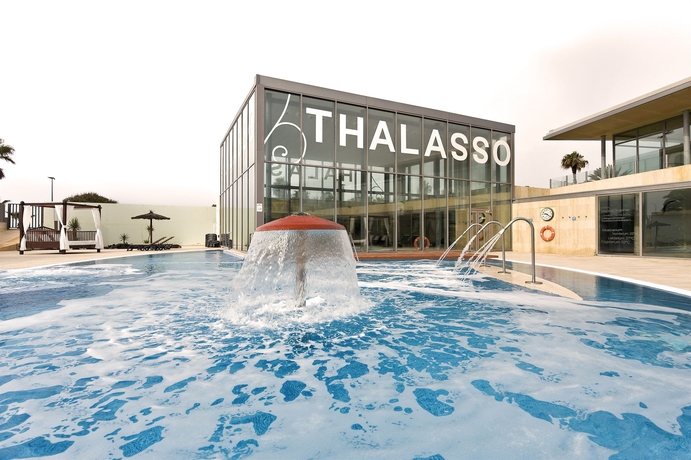 Imagen de la piscina del Hotel Barceló Fuerteventura Mar. Foto 13