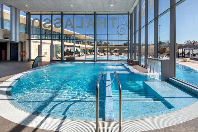 Imagen de la piscina del Hotel Barceló Fuerteventura Royal Level - Adults Only. Foto 15