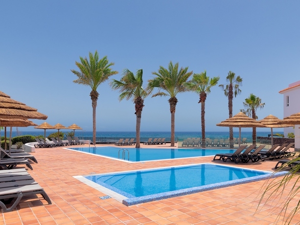 Imagen de la piscina del Hotel Barceló Fuerteventura Royal Level Family Club. Foto 10