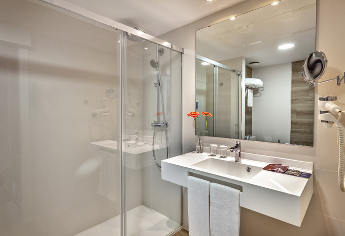 Imagen de la habitación del Hotel Barceló Isla Canela. Foto 7