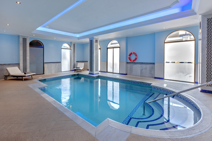 Imagen de la piscina del Hotel Barceló Isla Canela. Foto 12