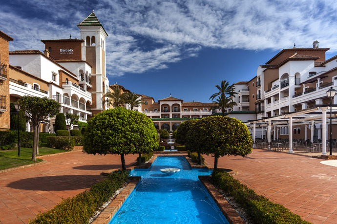 Imagen de la piscina del Hotel Barceló Isla Canela. Foto 13
