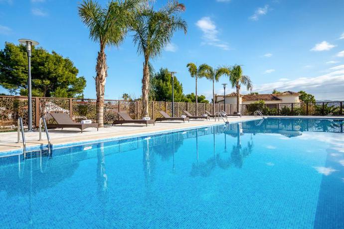 Imagen de la piscina del Hotel Barceló La Nucía Hills. Foto 16