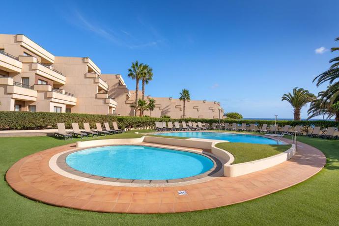 Imagen de la piscina del Hotel Barceló Lanzarote Royal Level. Foto 24