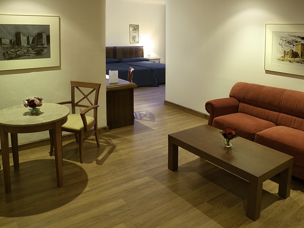 Imagen de la habitación del Hotel Barceló León Conde Luna. Foto 7